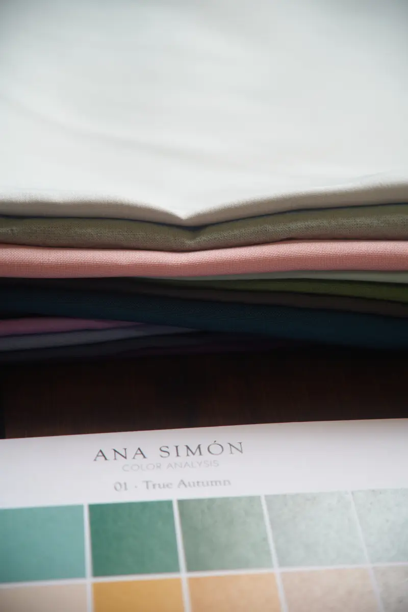 Página de paleta del dossier de análisis de color, con las drapes dobladas detrás
